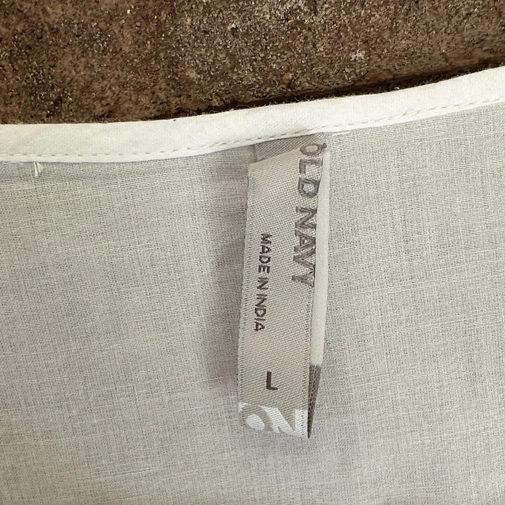 Old Navy White Blouse with Button Detail - Picture 4 of 7